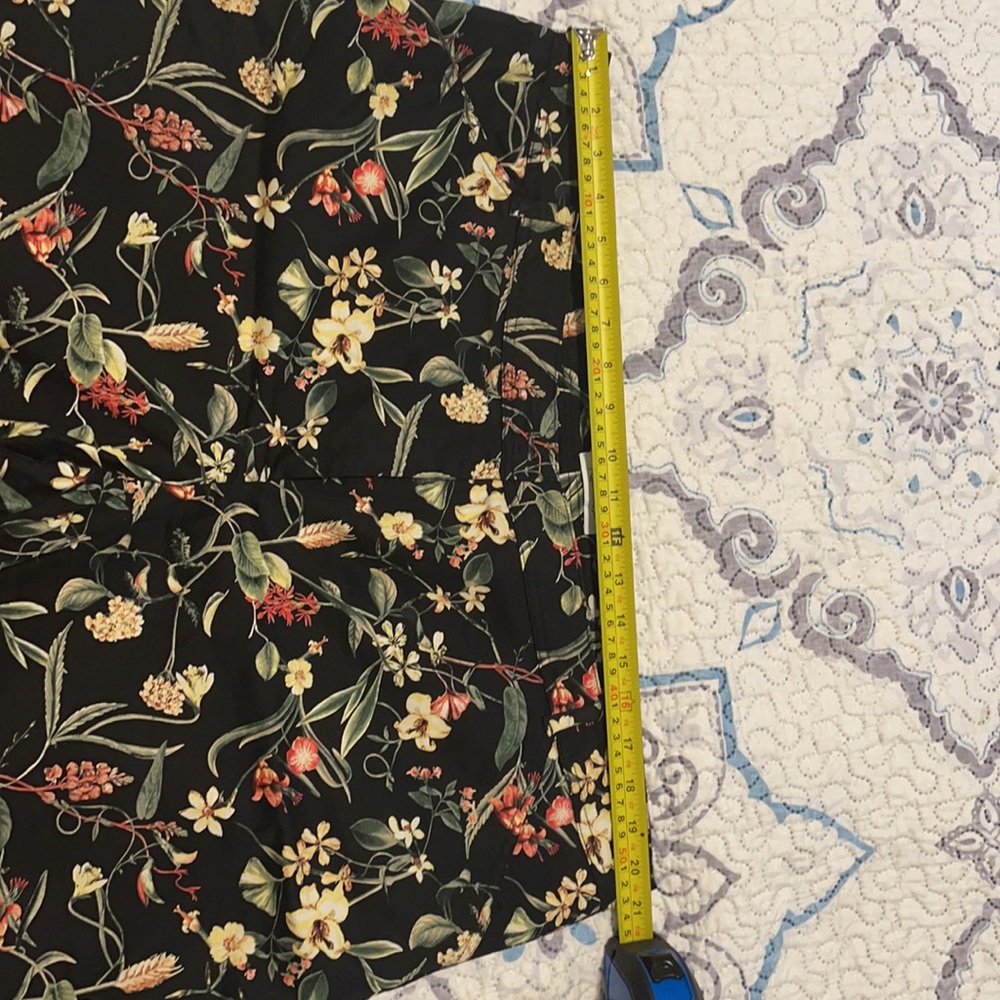 Capris, Flower Pattern Pants - Picture 5 of 5